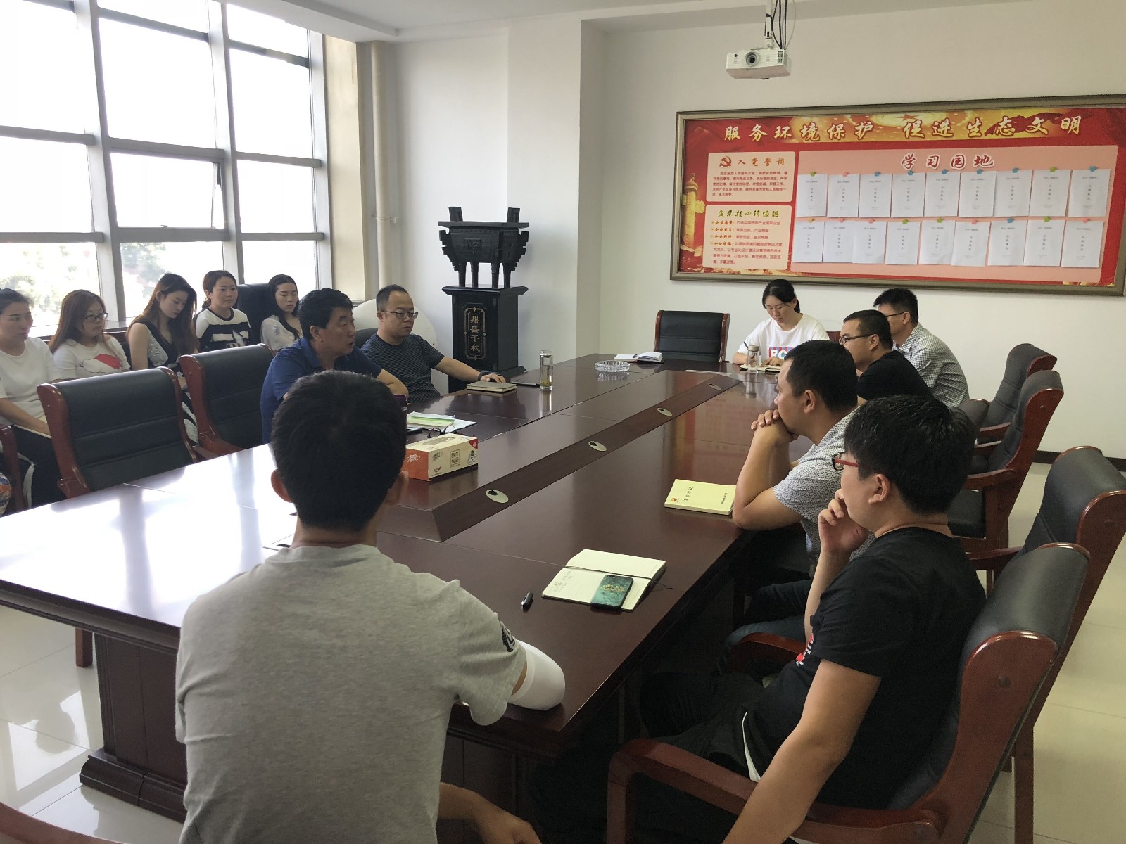 8.27榆林分公司組織開(kāi)展環(huán)保市場(chǎng)營(yíng)銷知識(shí)培訓(xùn).jpg