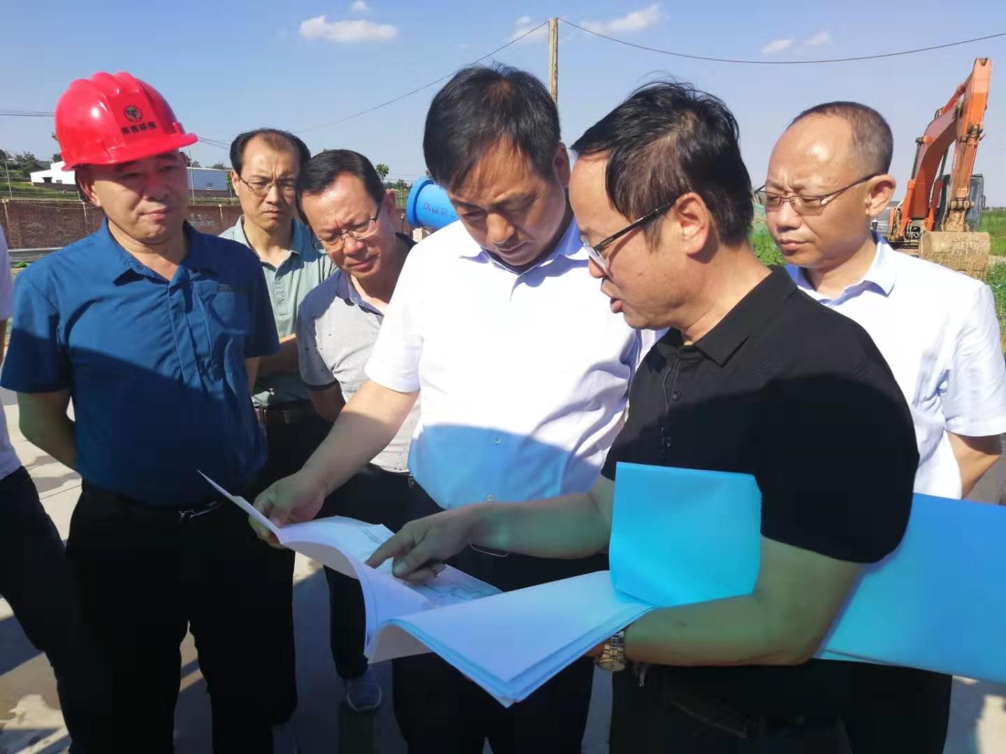 2019.7.4寶雞市委常委、副市長王寧崗到水環(huán)境公司寶雞蟠龍新區(qū)污水處理廠調研.jpg