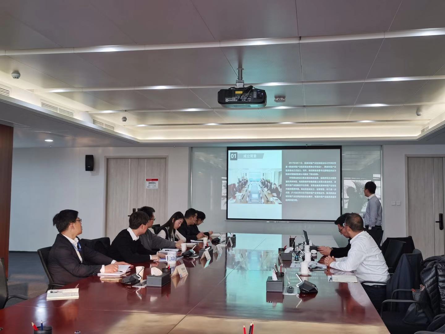 1573431680994244yrOr.jpg 投資公司與地電股權(quán)投資公司展開資本層面深度合作的座談會(huì).jpg