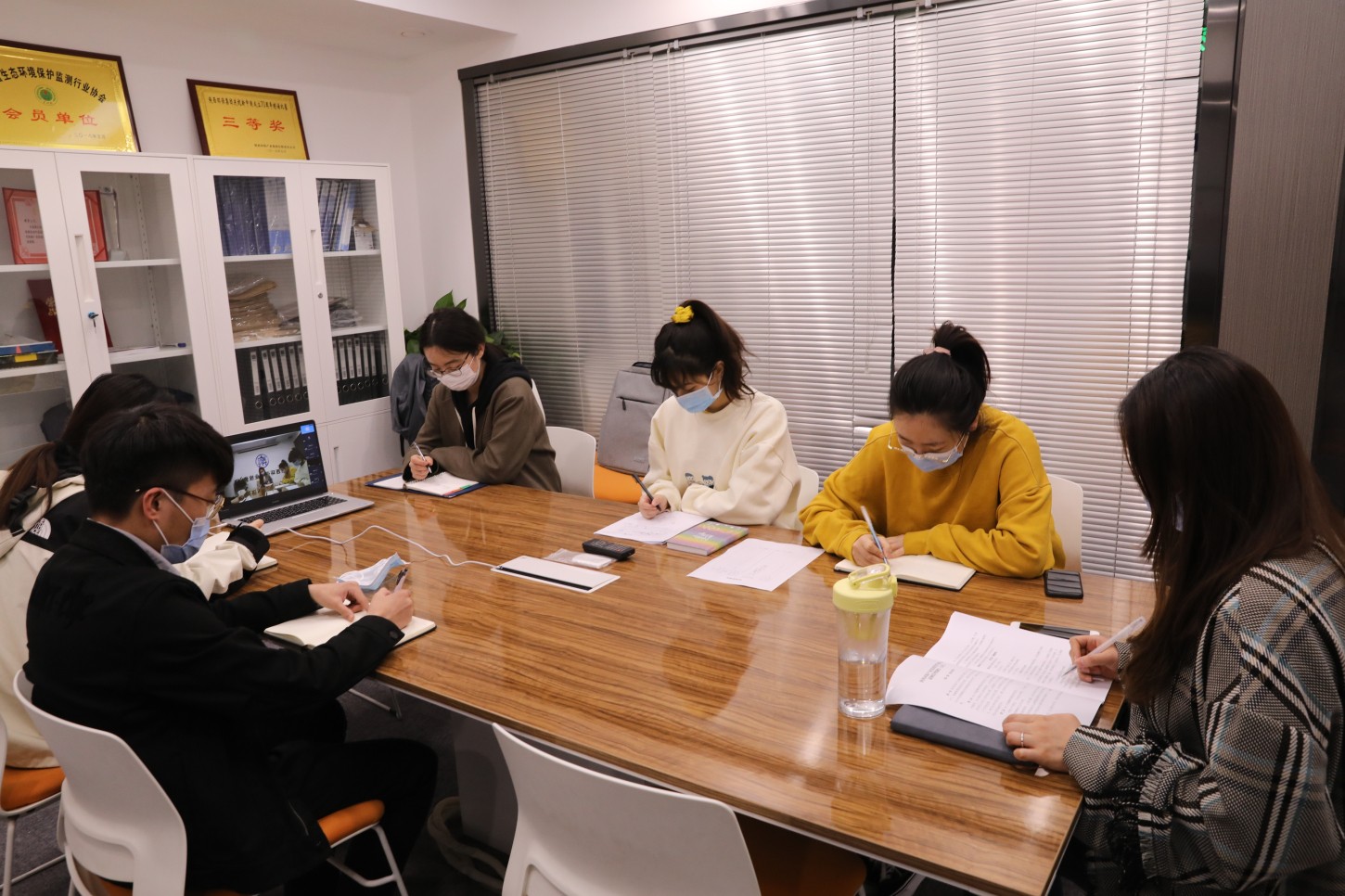 1586909341649445Dljf.jpg 20200413投資公司開展規(guī)章制度培訓.jpg