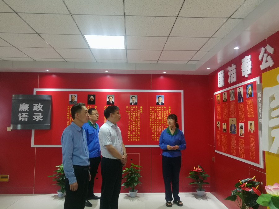 陜西環(huán)保集團(tuán)黨委委員、紀(jì)委書記陶世勇蒞臨新天地公司檢查指導(dǎo)廉政教育室建設(shè)工作(1).jpg