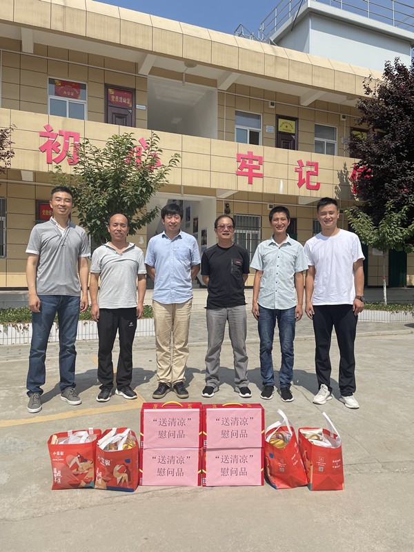 心系一線 關(guān)愛(ài)職工 智信公司開(kāi)展“夏日送清涼”活動(dòng)_副本.jpg