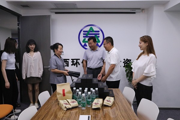 投資公司開(kāi)展夏季“送清涼”活動(dòng)_副本.jpg