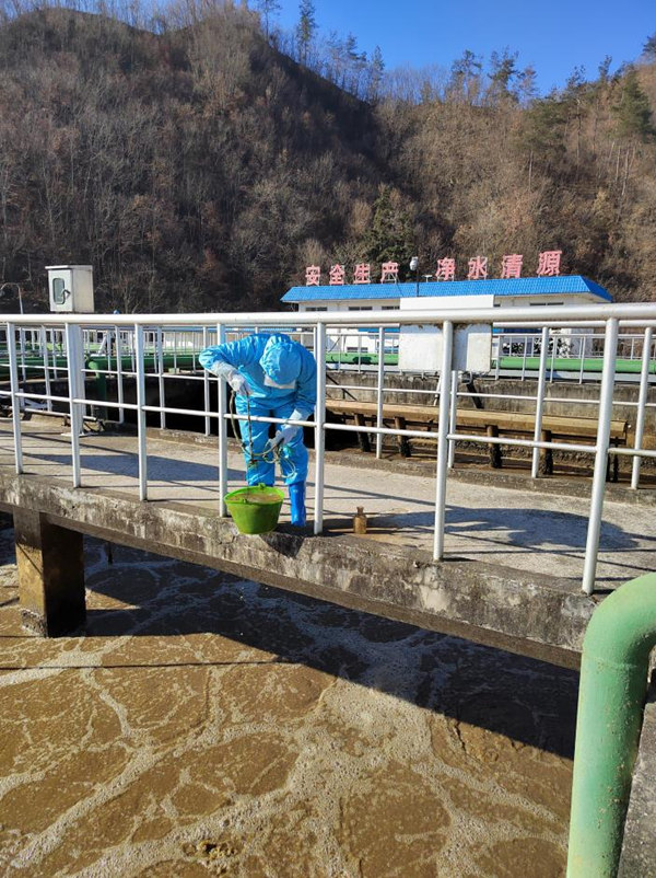 1640139266865896q0Yy.jpg 商南縣城區(qū)污水處理廠化驗(yàn)員對(duì)CASS池內(nèi)取樣做SV30監(jiān)測(cè)_副本.jpg