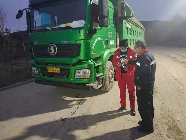 1640658198578643Fd9U.jpg 嚴(yán)格實行進(jìn)場車輛掃碼測溫_副本.jpg