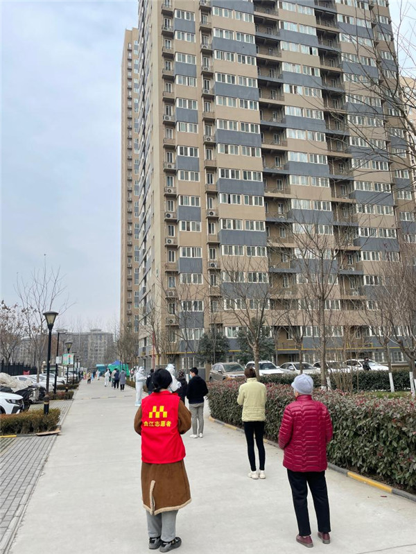 魏玉涵維持現(xiàn)場(chǎng)秩序.jpg