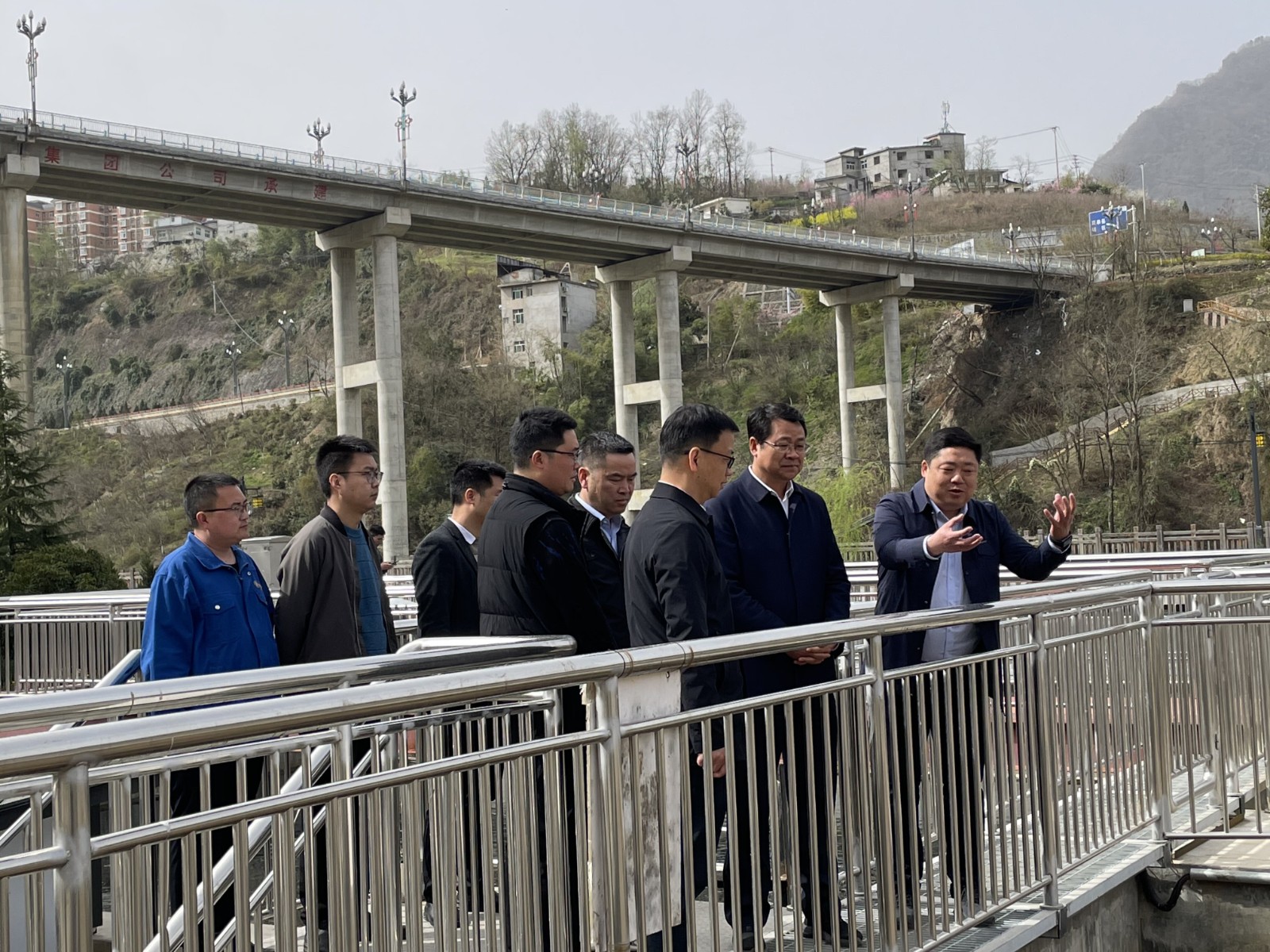 安康市政協(xié)副主席、嵐皋縣委書記馬宏偉道水環(huán)境公司嵐皋縣污水處理廠調(diào)研-配圖.jpg