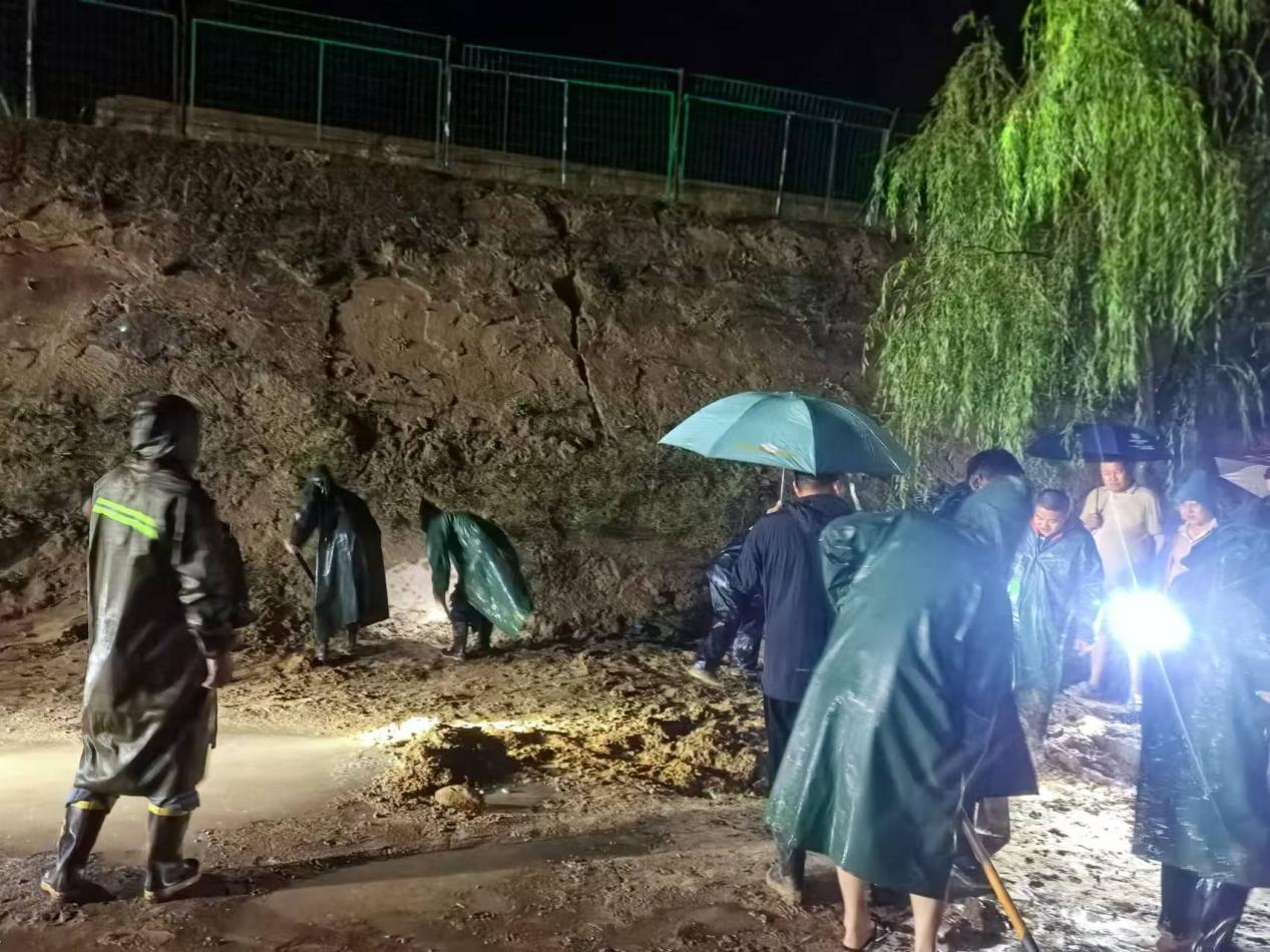 油氣工程公司王渠則站組織全員“戰(zhàn)暴雨、搶排險(xiǎn)、保安全”.jpg